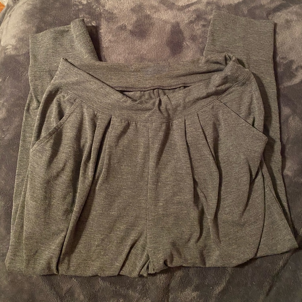 GREY CAPRI LEGGINGS